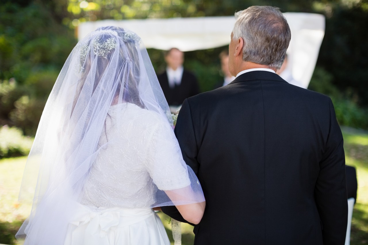 Vater begleitet erst Tochter zum Altar und will dann selbst vor den Altar treten. (Symbolbild)