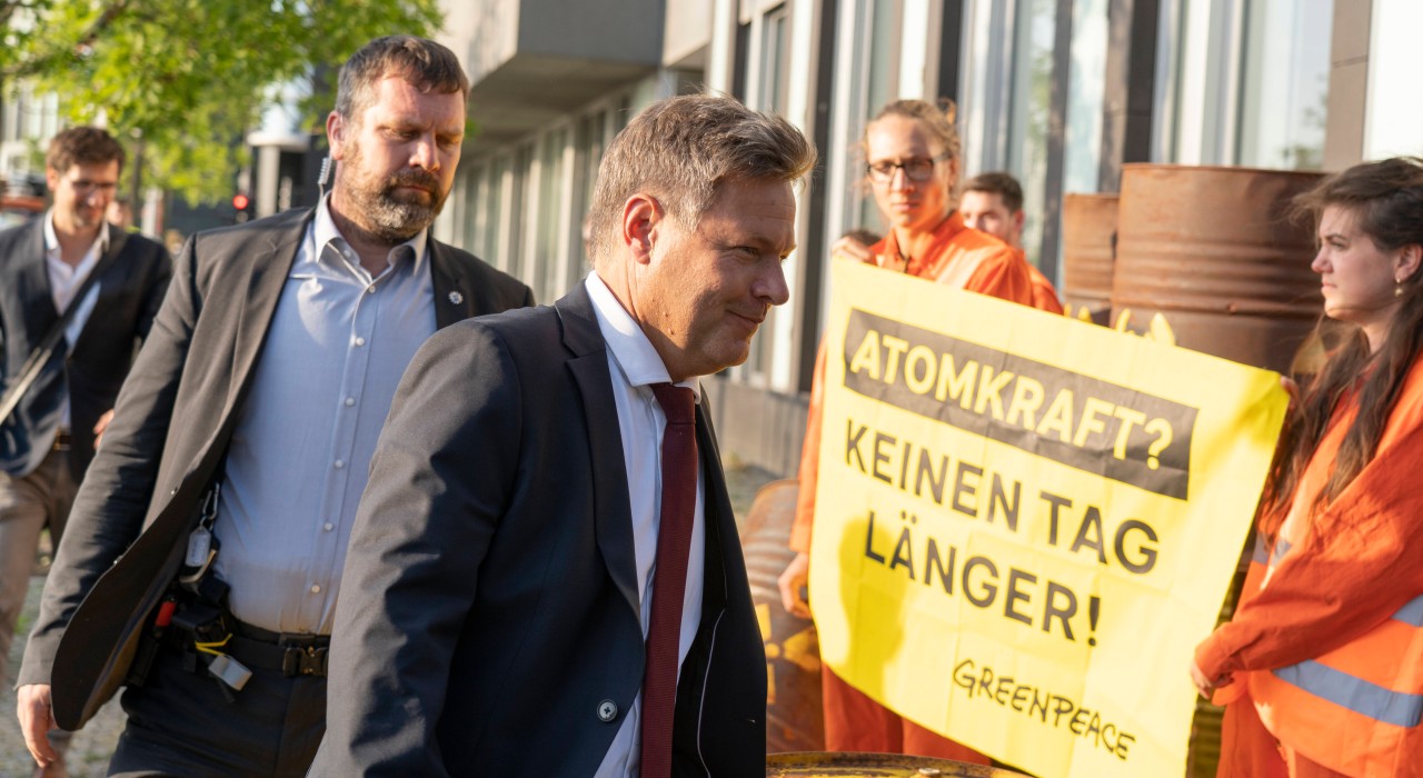 Energieminister Robert Habeck hat nun nach Ende des Stresstests beschlossen, dass zwei Atomkraftwerke in Ersatzreserve in Betrieb bleiben sollen. Das stößt auf Kritik.