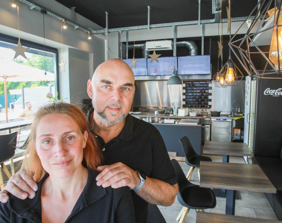 Ruhrgebiet: Gerd Manzke und seine Partnerin Jenny Schmidt im Imbiss "Currywood" in Bottrop.