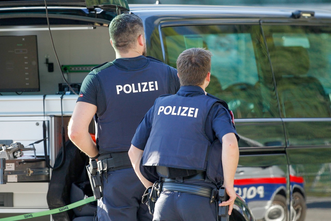 Urlaub in Österreich: Erst wurde der Vater bewusstlos geschlagen und dann trieb auch noch der Sohn wenig später tot im Fluss. (Symbolbild)