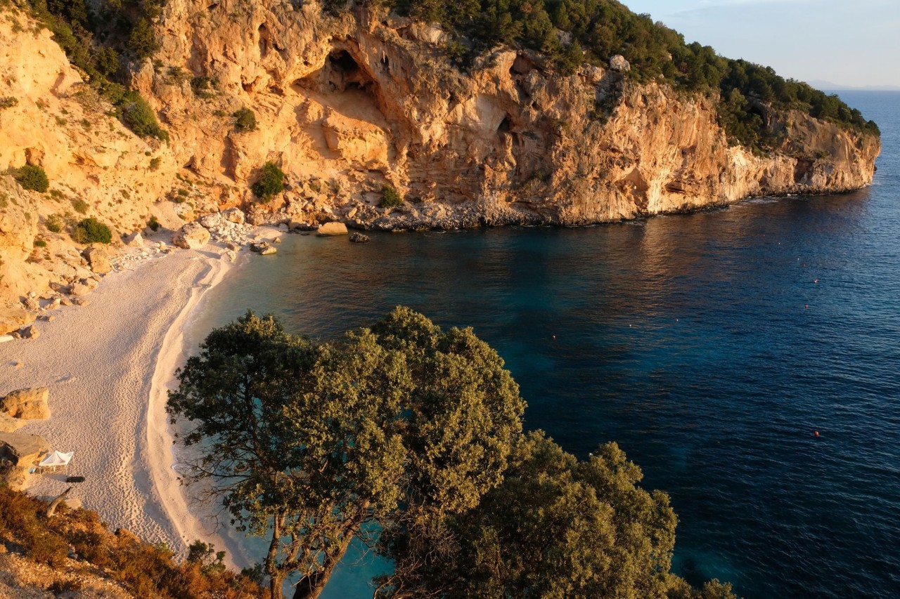 Im Morgenlicht ist der Blick vom Zeltplatz auf die Cala Biriola schlicht bezaubernd.