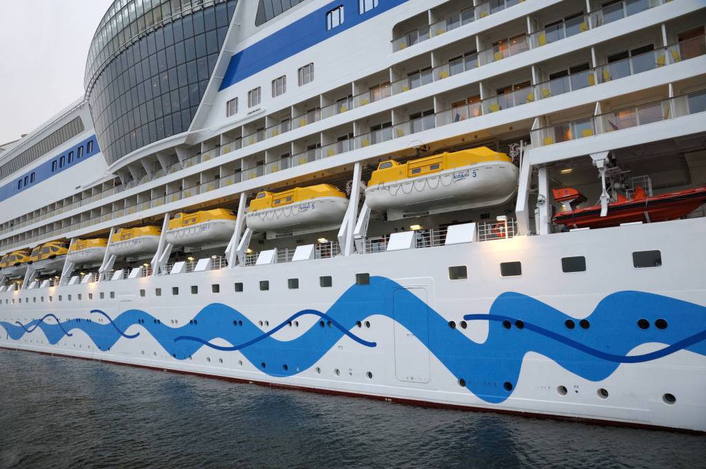 Ein Kreuzfahrtschiff von AIDA hat mehrere Rettungsboote geladen.