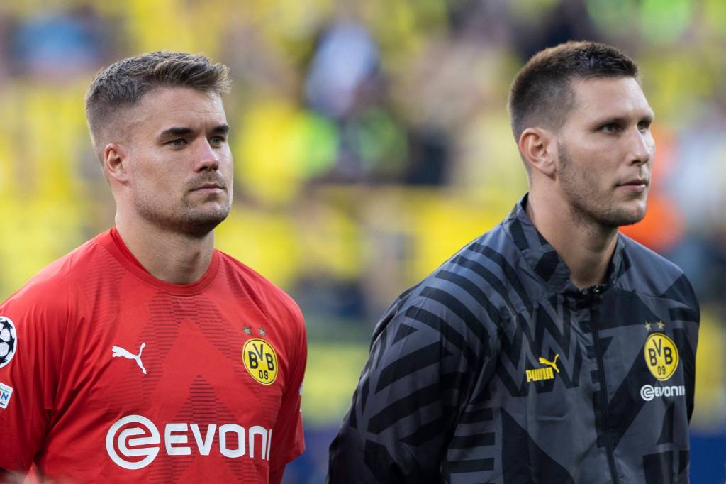 Ein ergriffener Alexander Meyer (l.) neben Niklas Süle bei Borussia Dortmund.