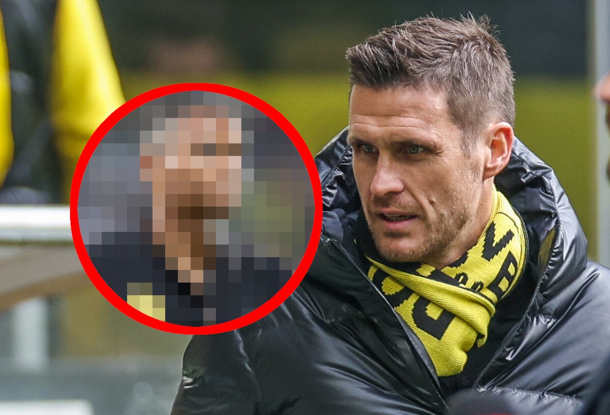 Borussia Dortmunds Sportdirektor Sebastian Kehl schaut sauer auf Manuel Akanji.