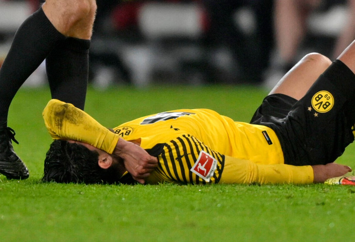 Mahmoud Dahoud bei Borussia Dortmund vor Schmerzen am Boden.