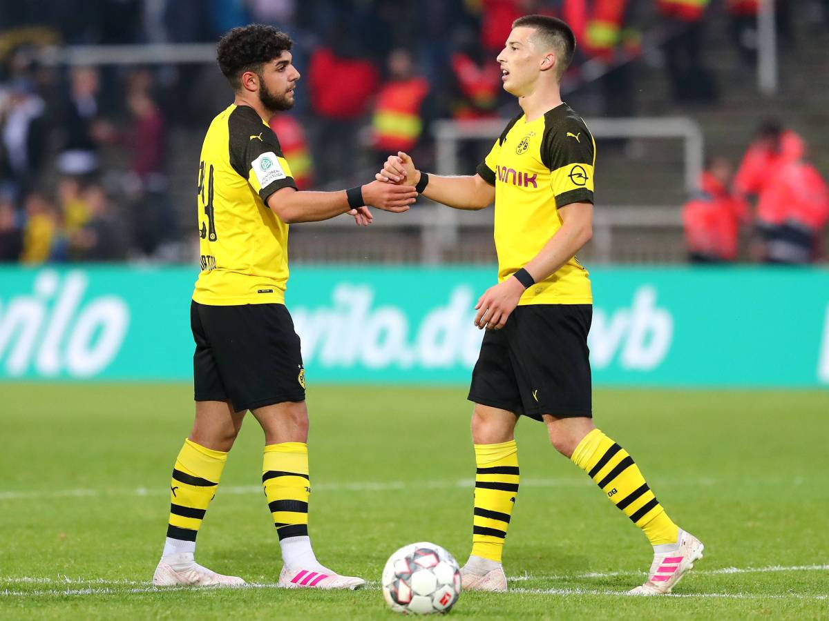 Die Talente von Borussia Dortmund, Reda Khadra und Tobias Raschl, schlagen ein.