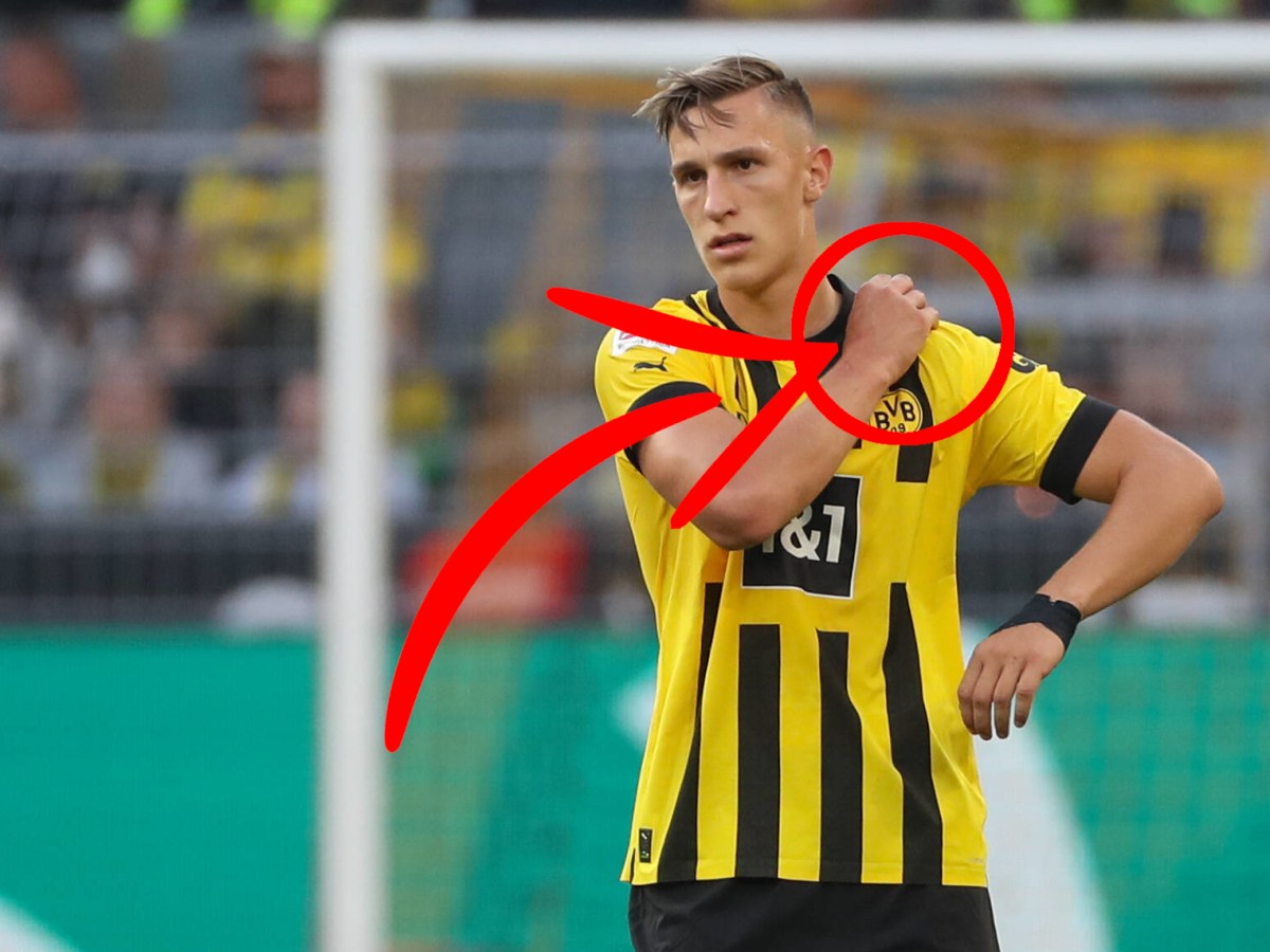 Bei Borussia Dortmund fasst sich Nico Schlotterbeck immer wieder an den Ärmel.