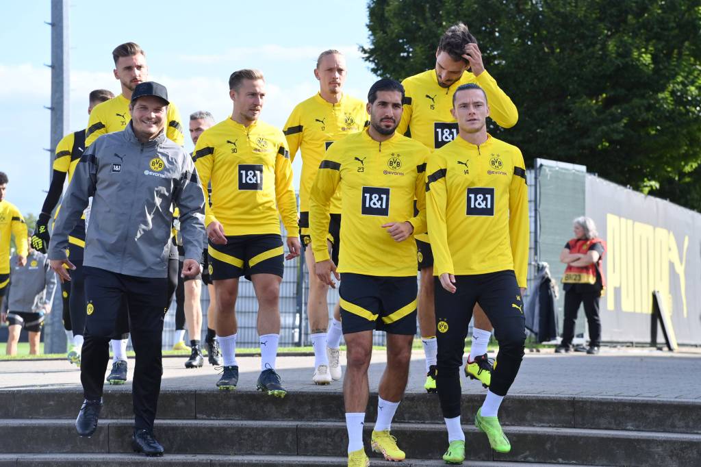Edin Terzic geht vor seiner Mannschaft auf den Trainingsplatz von Borussia Dortmund.