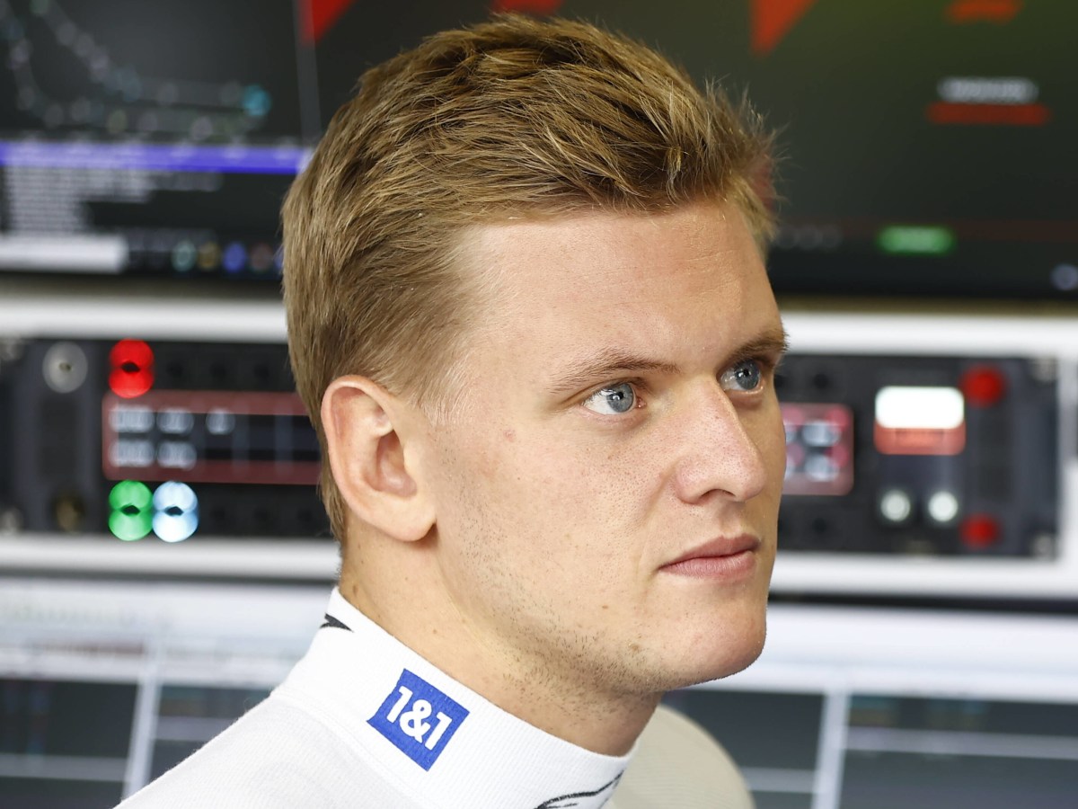 Mick Schumacher schaut in der Formel 1 auf einen Mechaniker.