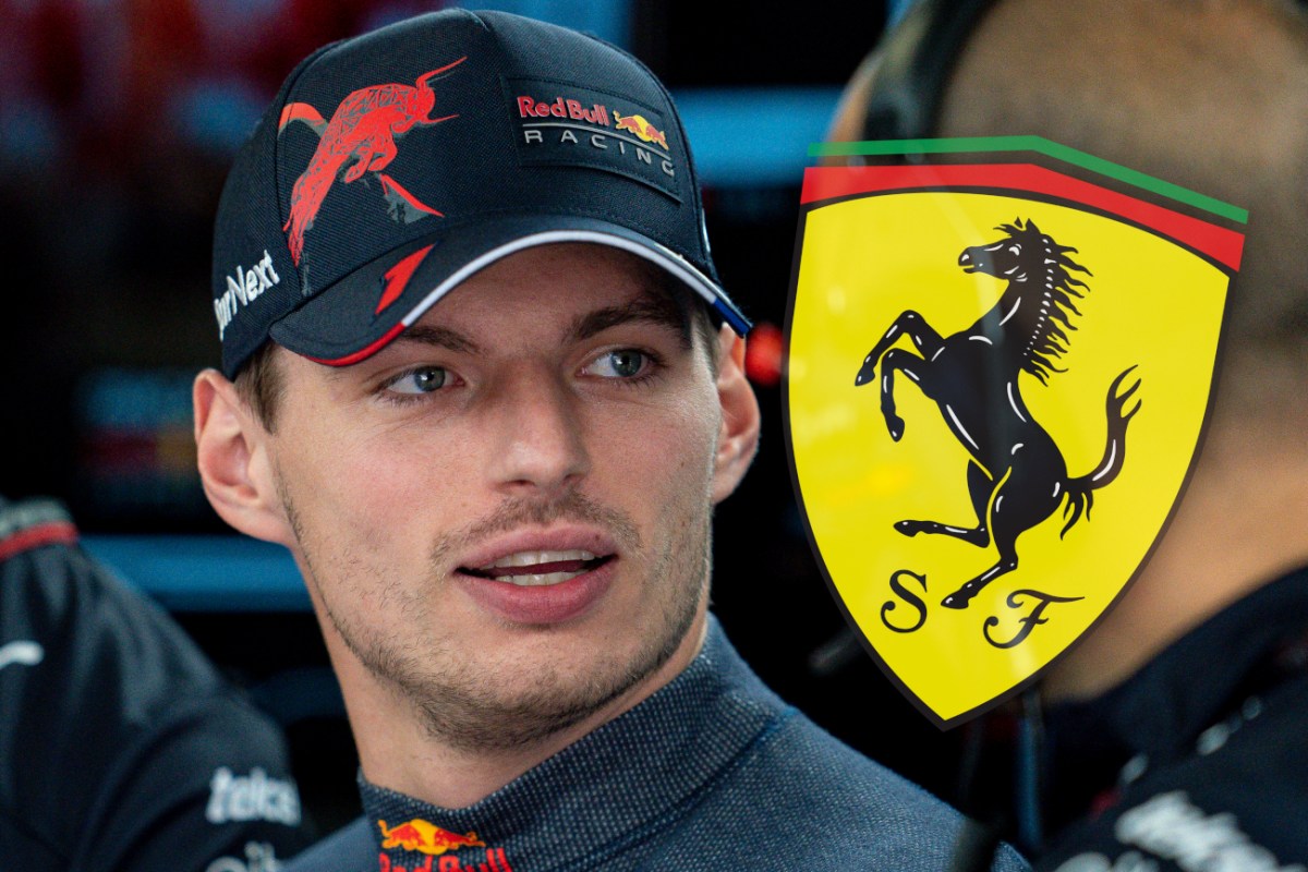 Max Verstappen blickt auf das Wappen von Ferrari.