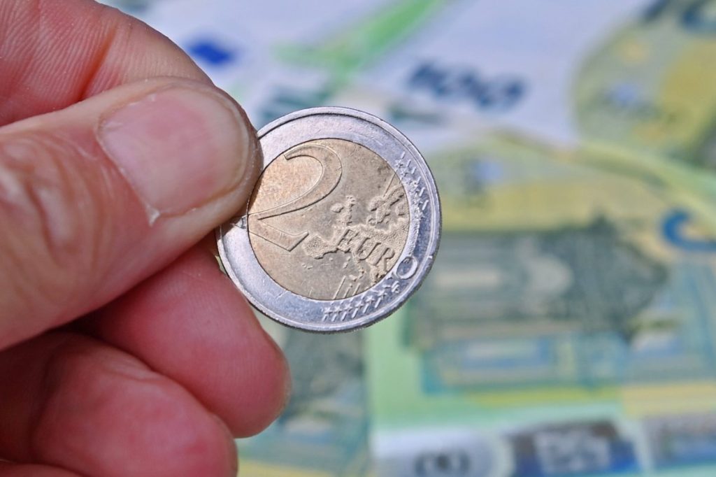 2-Euro-Münze soll viel Geld wert sein.