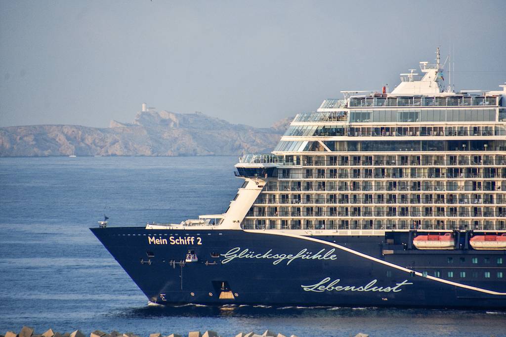 Ein Kreuzer der "Mein Schiff"-Flotte schippert über das Wasser.