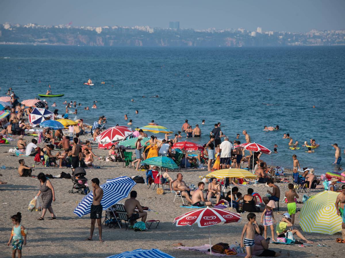 Menschen am Strand in der Türkei