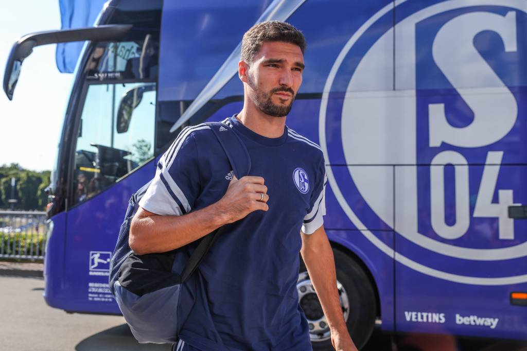 Marcin Kaminski vor dem Mannschaftsbus des FC Schalke 04.