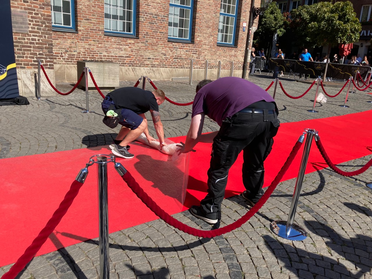 Der Rote Teppich für Meghans und Harrys Besuch in Düsseldorf wird vorbereitet. 