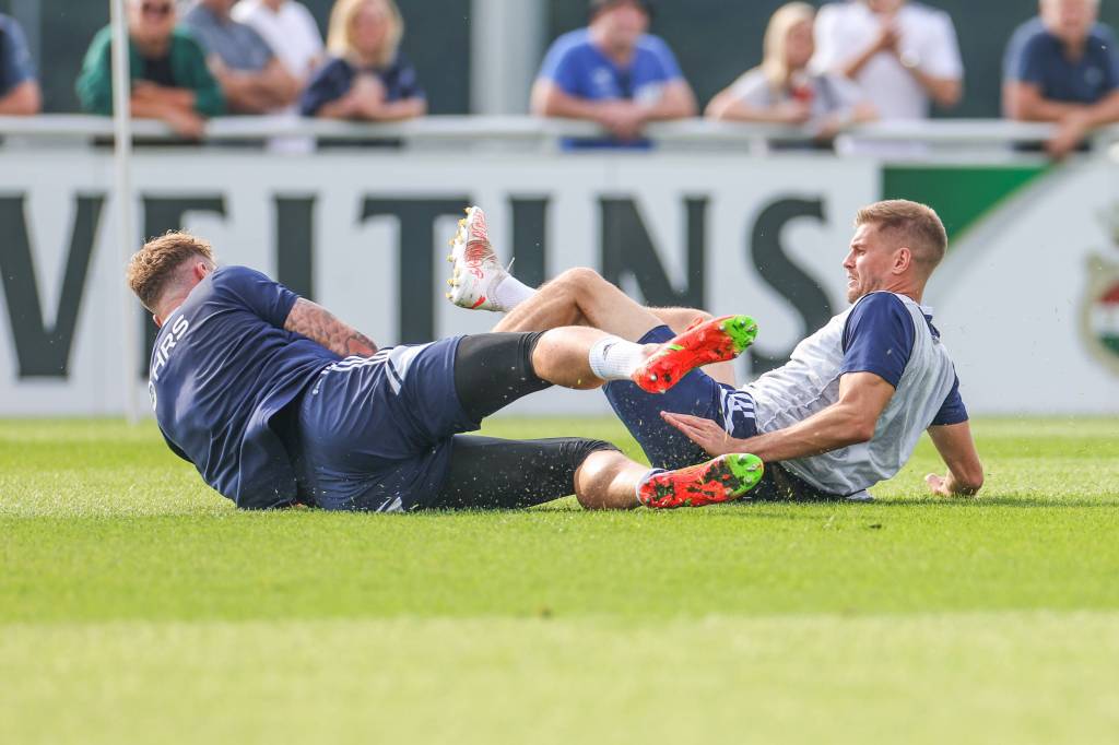 Ralf Fährmann und Simon Terodde prallen im Schalke-Training zusammen.