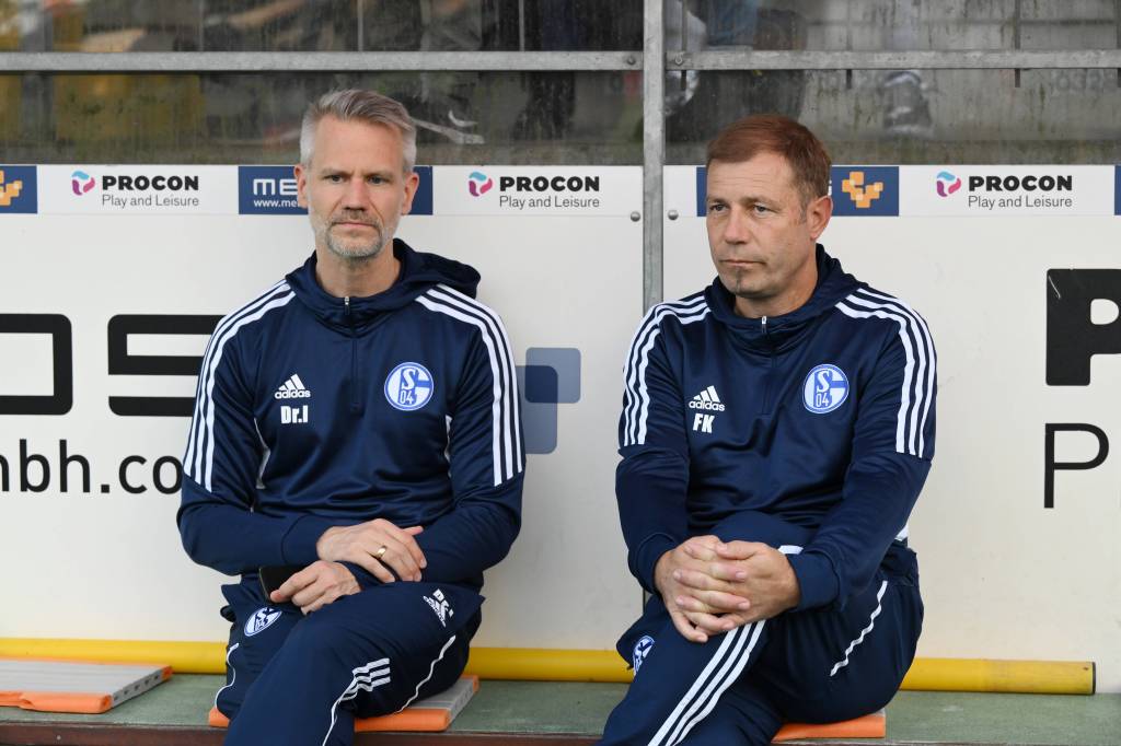 Ein enttäuschter Schalke-Trainer Frank Kramer auf der Bank in Gütersloh.