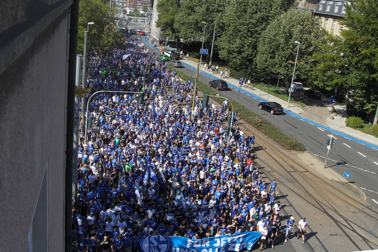 Beim FC Schalke 04 kommen zu Fanmärschen gerne mal mehrere tausend Fans.