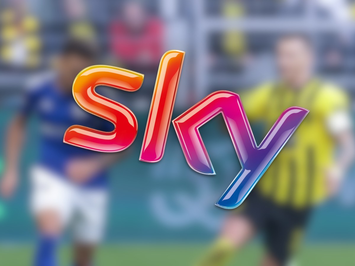 Sky-Logo vor einem Zweikampf zwischen Schalkes Jordan Larsson und Dortmunds Marco Reus.