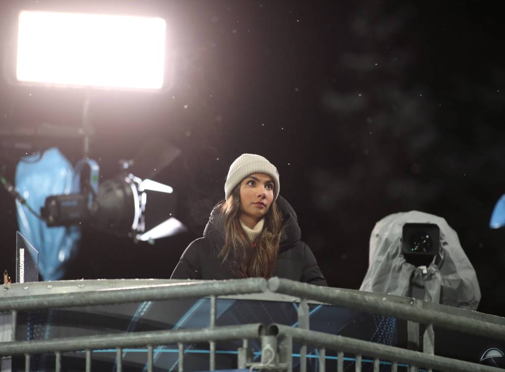 Lea Wagner als Sportschau-Moderatorin bei der Vierschanzentournee im Skispringen.