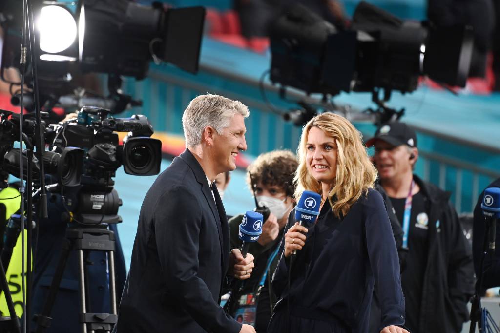 Jessy Wellmer und Experte Bastian Schweinsteiger in der ARD-Sportschau.