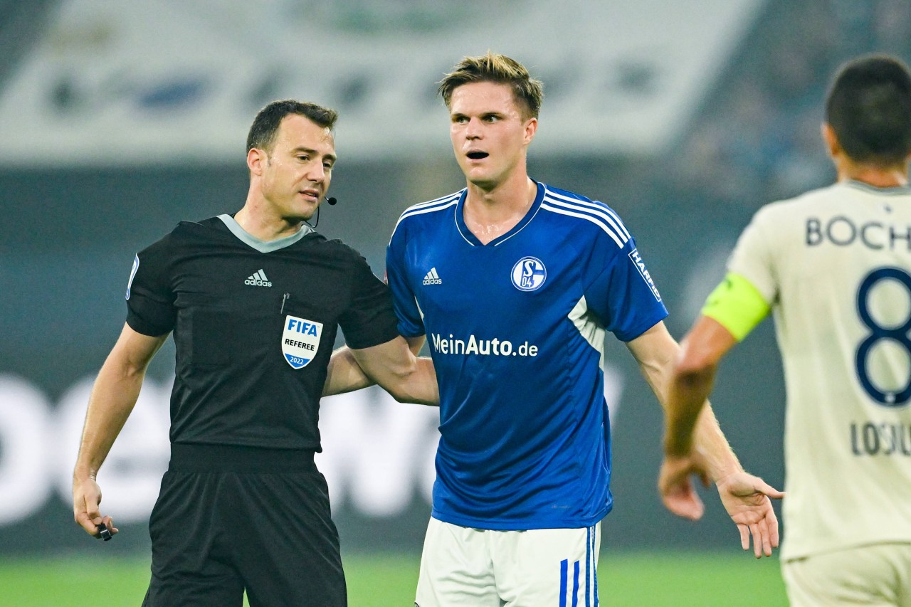 Bei FC Schalke 04 – VfL Bochum standen Felix Zwayer (l.) und Marius Bülter im Fokus.