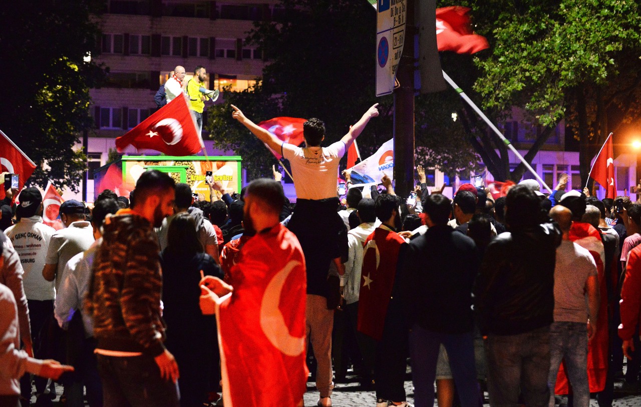 Viele der Duisburger Demonstrationsteilnehmer machten sich Sorgen um das Schicksal von Familienangehörigen und Freunden, die in Istanbul oder Ankara leben.