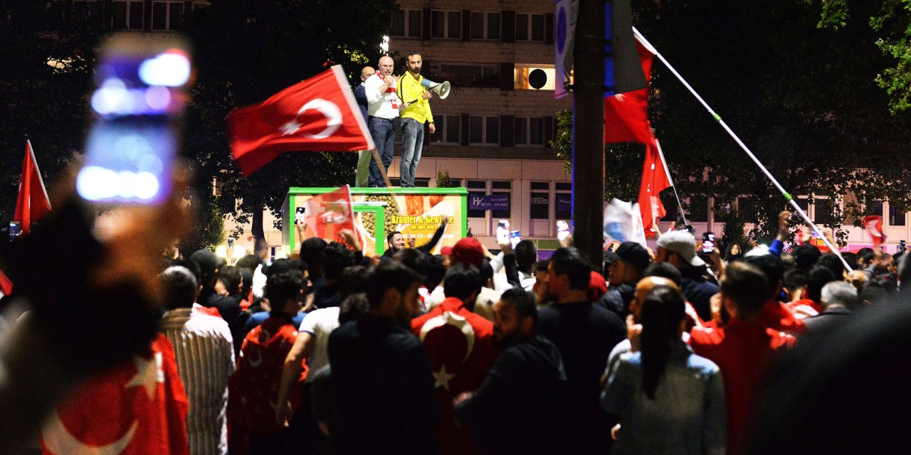 Rund 3000 Bürger versammelten sich in der Nacht auf Samstag gegen 2 Uhr auf dem Hamborner Altmarkt.