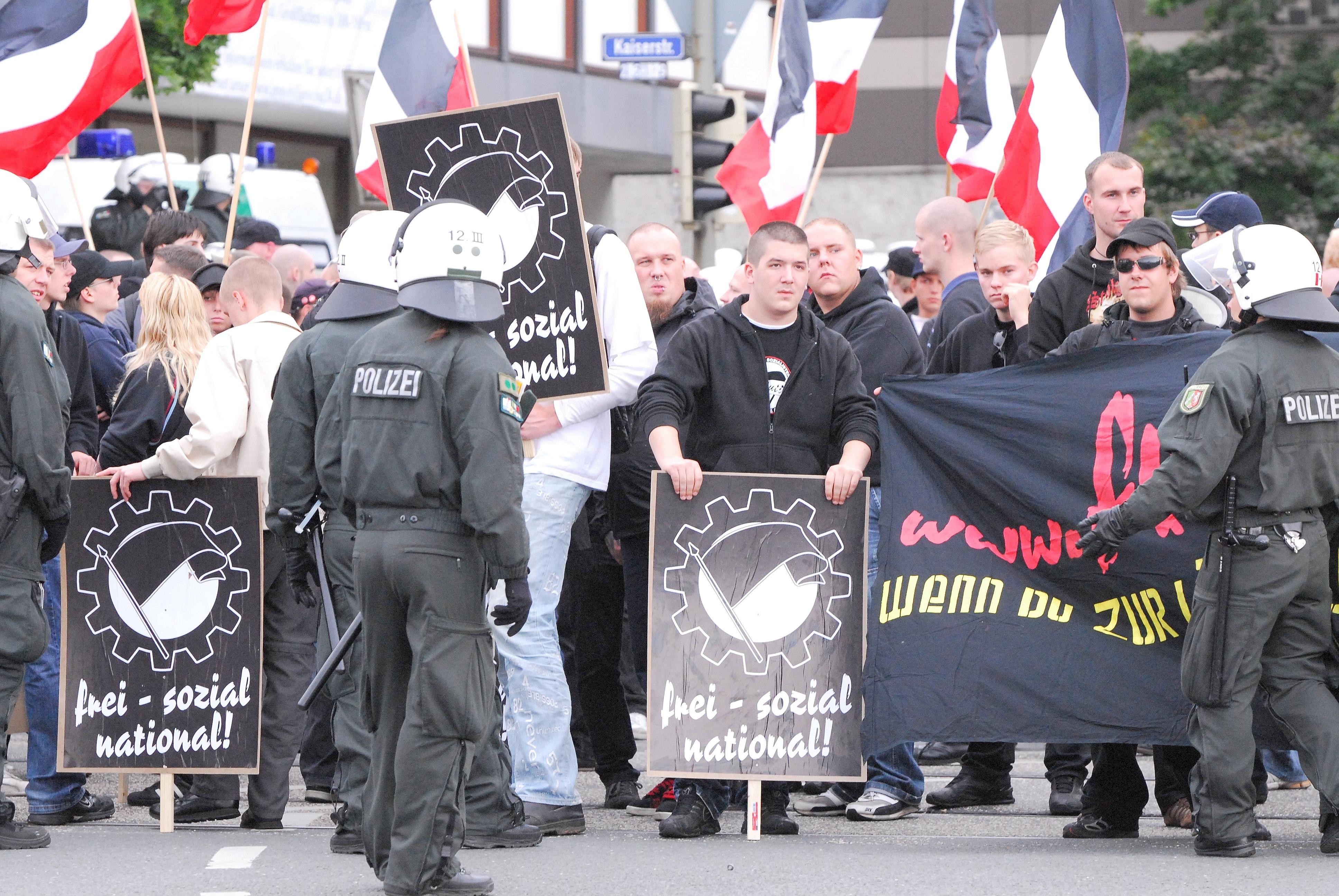 Einen Neonazi-Aufmarsch gab es in Dortmund zum so genannten Nationalen Antikriegstag. Gegen den Aufmarsch der Neonazis gab es zahlreiche Proteste. Foto: Alex Völkel