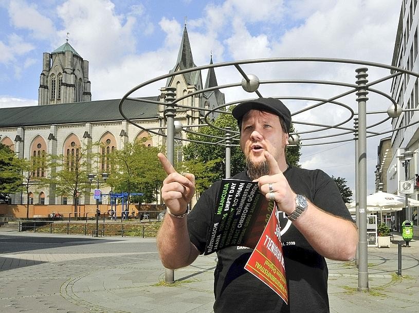 Dirk Bussler zeigt, wo die schwarze Bühne vom 10. bis 12. September an der Viehofer Straße steht. Foto: Walter Buchholz