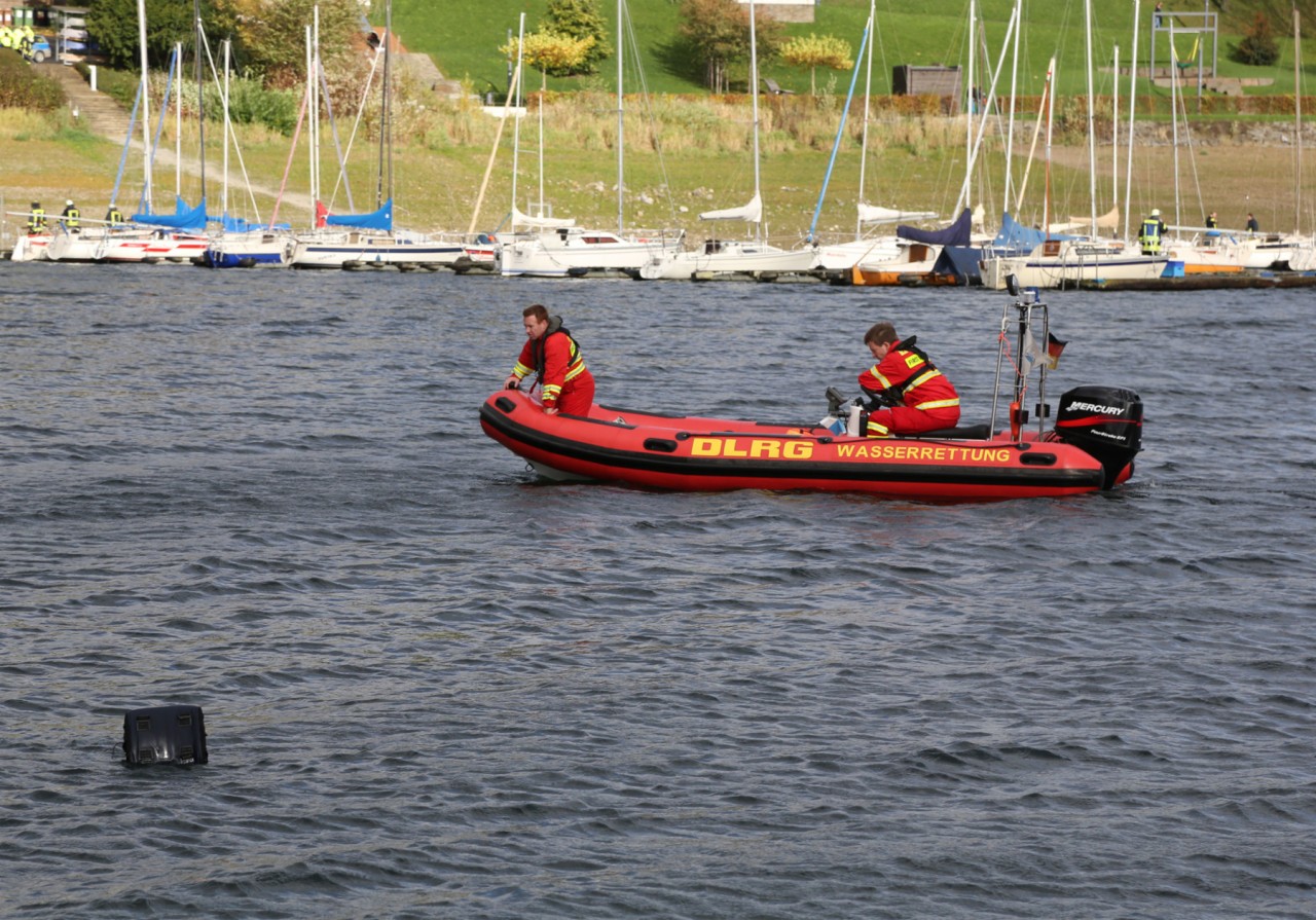 Am Sonntagmorgen war das Fischerboot in der Nähe des Yachthafens auf dem Sorpesee gekentert. Die DRLG startete eine große Rettungsaktion. Foto: Wolfgang Becker