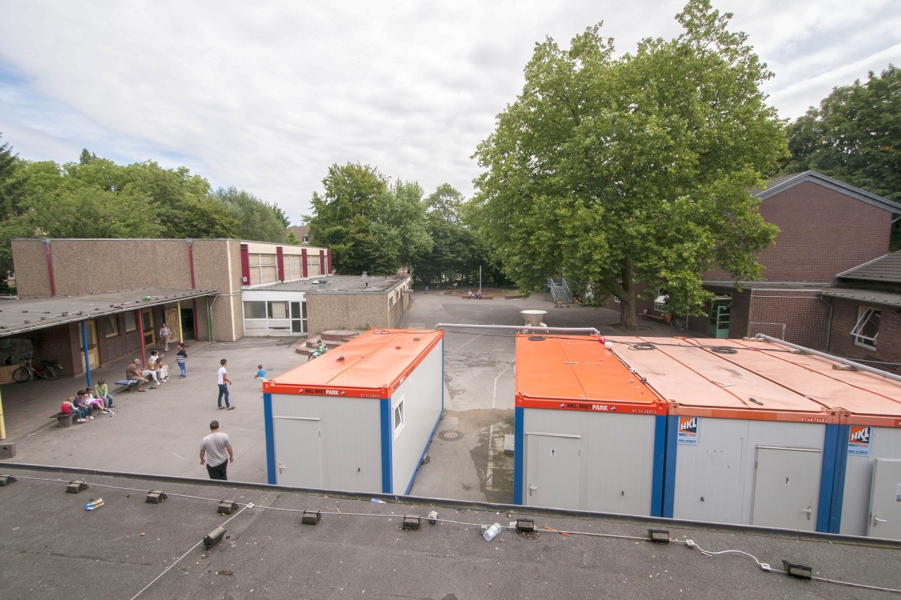 Weil Duschen und WCs in der Schule nicht ausreichen, stehen Sanitär-Container auf dem Schulhof. 