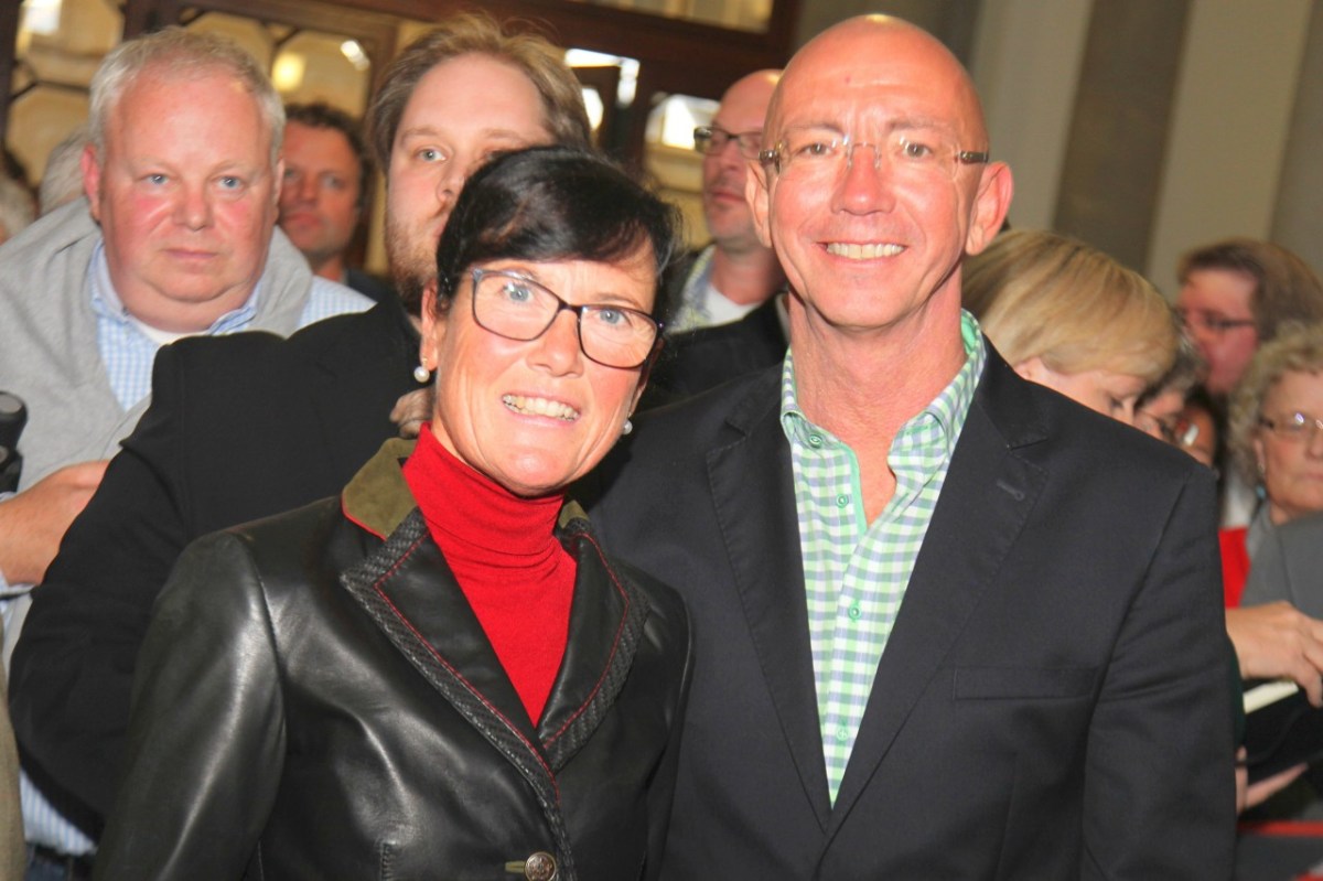 Ulrich Scholten freut sich mit seiner Frau Marion über den deutlichen Wahlsieg.