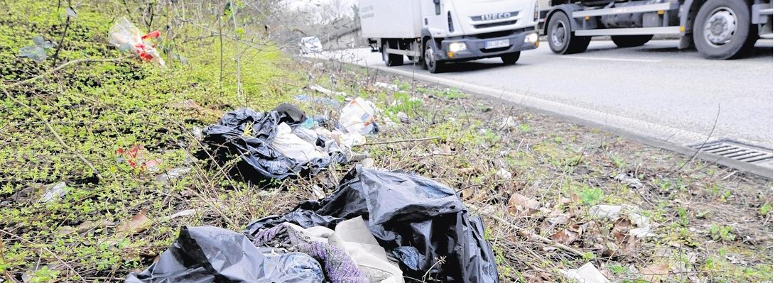 Duisburg Marxloh Autobahnausfahrt Müll.jpg