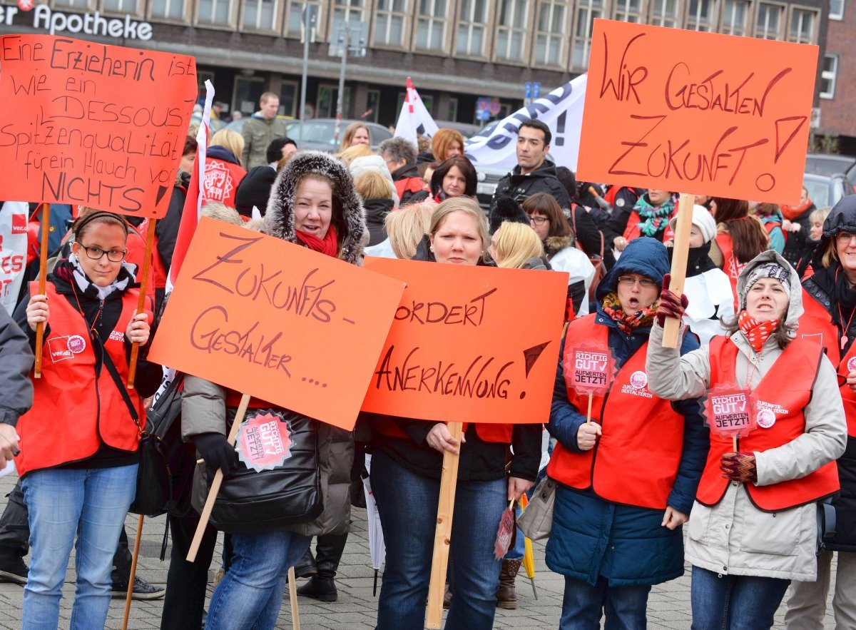 Etwa 600 Erzieherinnen und Erzieher.jpg