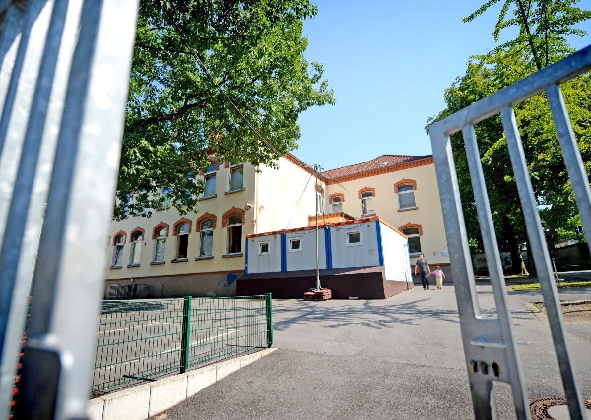 Flüchtlingsheim der Walter-Pleitgen-Schule Im Neerfeld.jpg