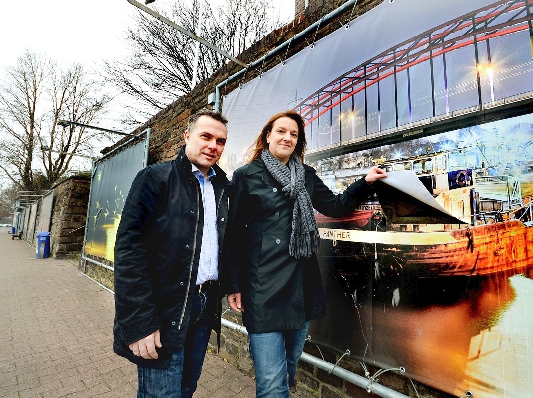 Frank Hohmann und Daniela Szczepanski vor den Fotos ihrer Ausstellung.jpg