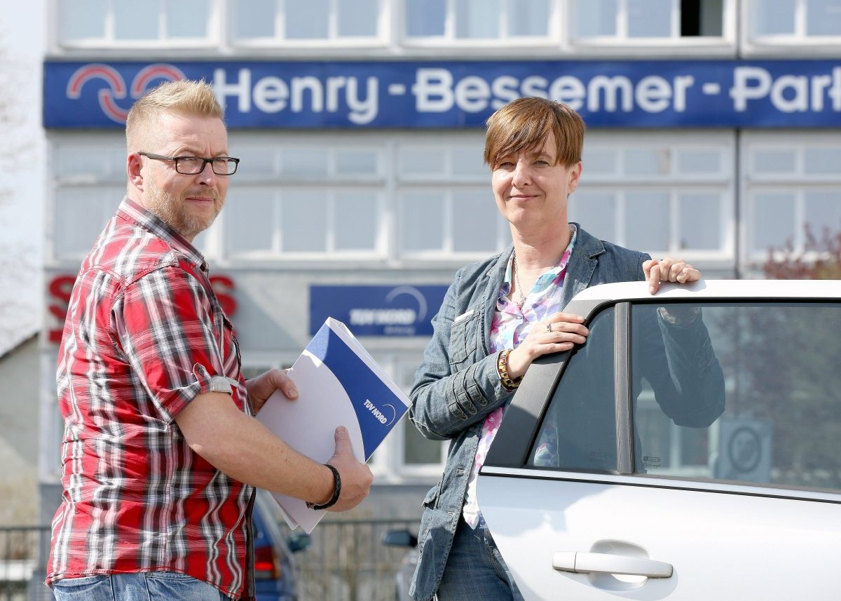 Frank Kurowski und Job-Vermittlerin Julia Kölsch.jpg