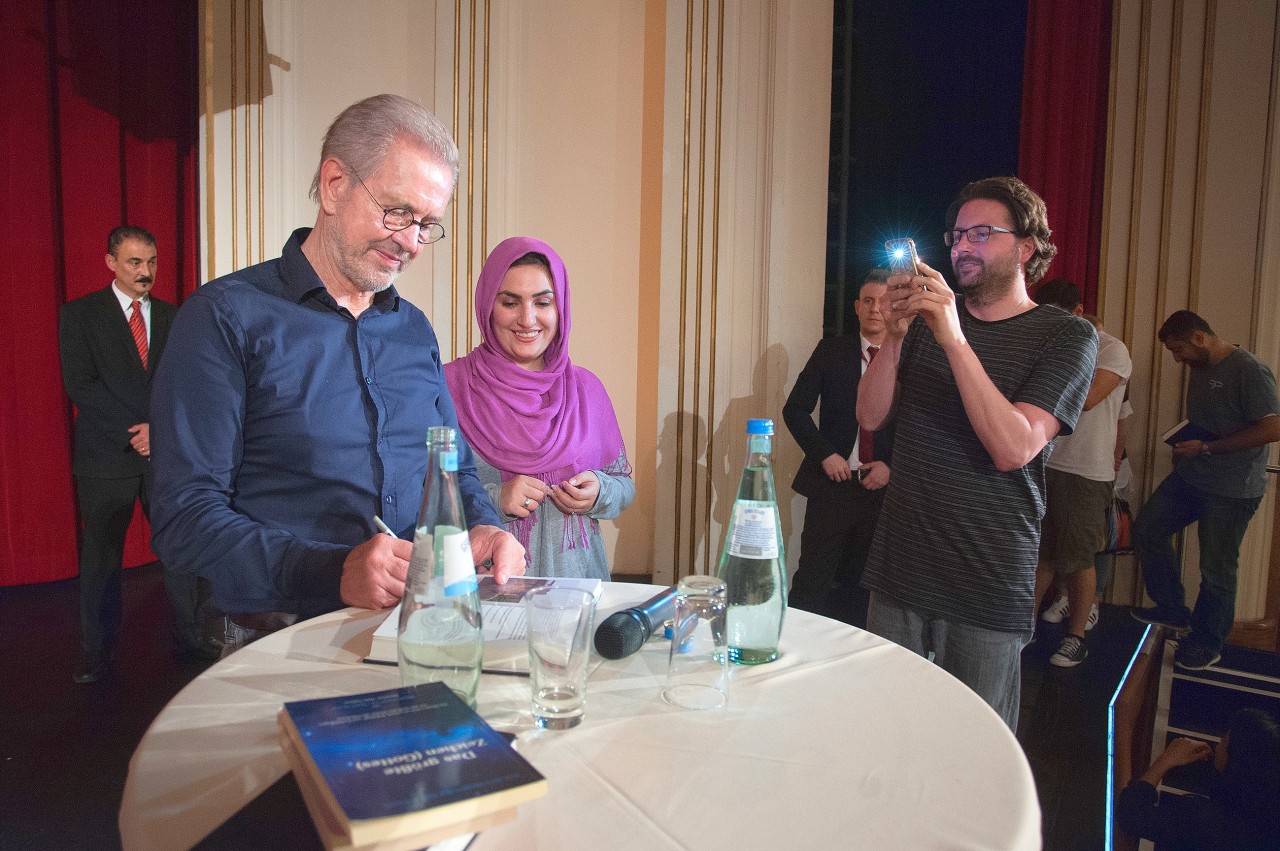 Im Anschluss an die Premiere seines Dokumentarfilms „Inside IS“ gab Jürgen Todenhöfer in der Lichtburg Autogramme.