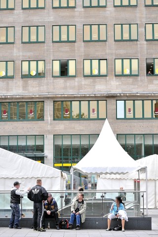 Die Trinkerszene auf dem Willy-Brandt-Platz am Essener Hauptbahnhof ist vielen Geschäftsleuten ein Dorn im Auge. Foto: Sebastian Konopka / WAZ Foto