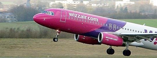 Wizzair-Maschine beim Start am Flughafen Dortmund.jpg