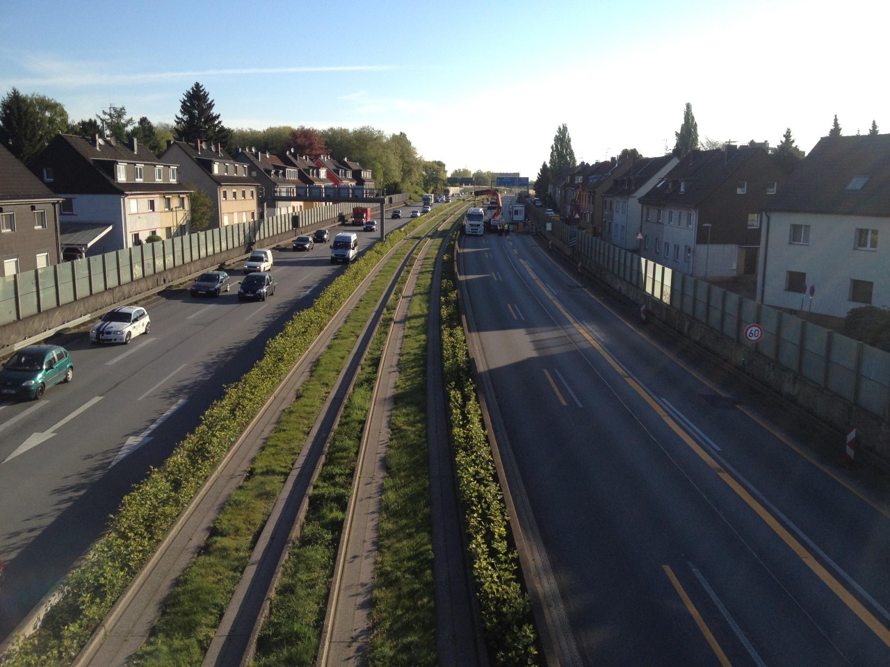 Die A40 ist in Fahrtrichtung Bochum gesperrt, hinten rechts sieht man die Arbeiten am alten Bergbauschacht.