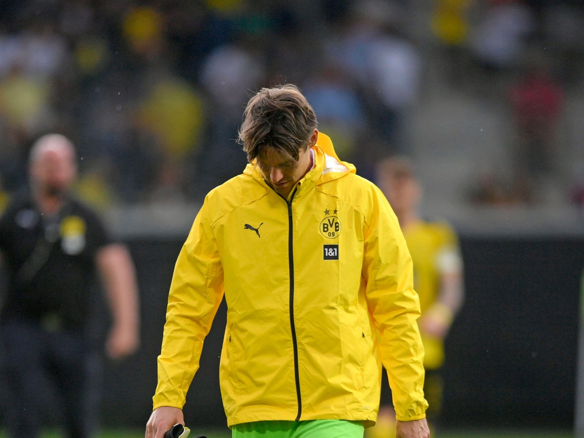 Marwin Hitz läuft nach einer Niederlage mit Borussia Dortmund mit gesenktem Kopf über den Platz.