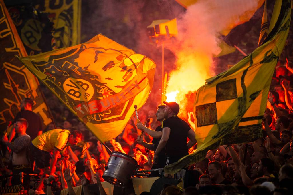 Ultras von Borussia Dortmund zünden Bengalos.