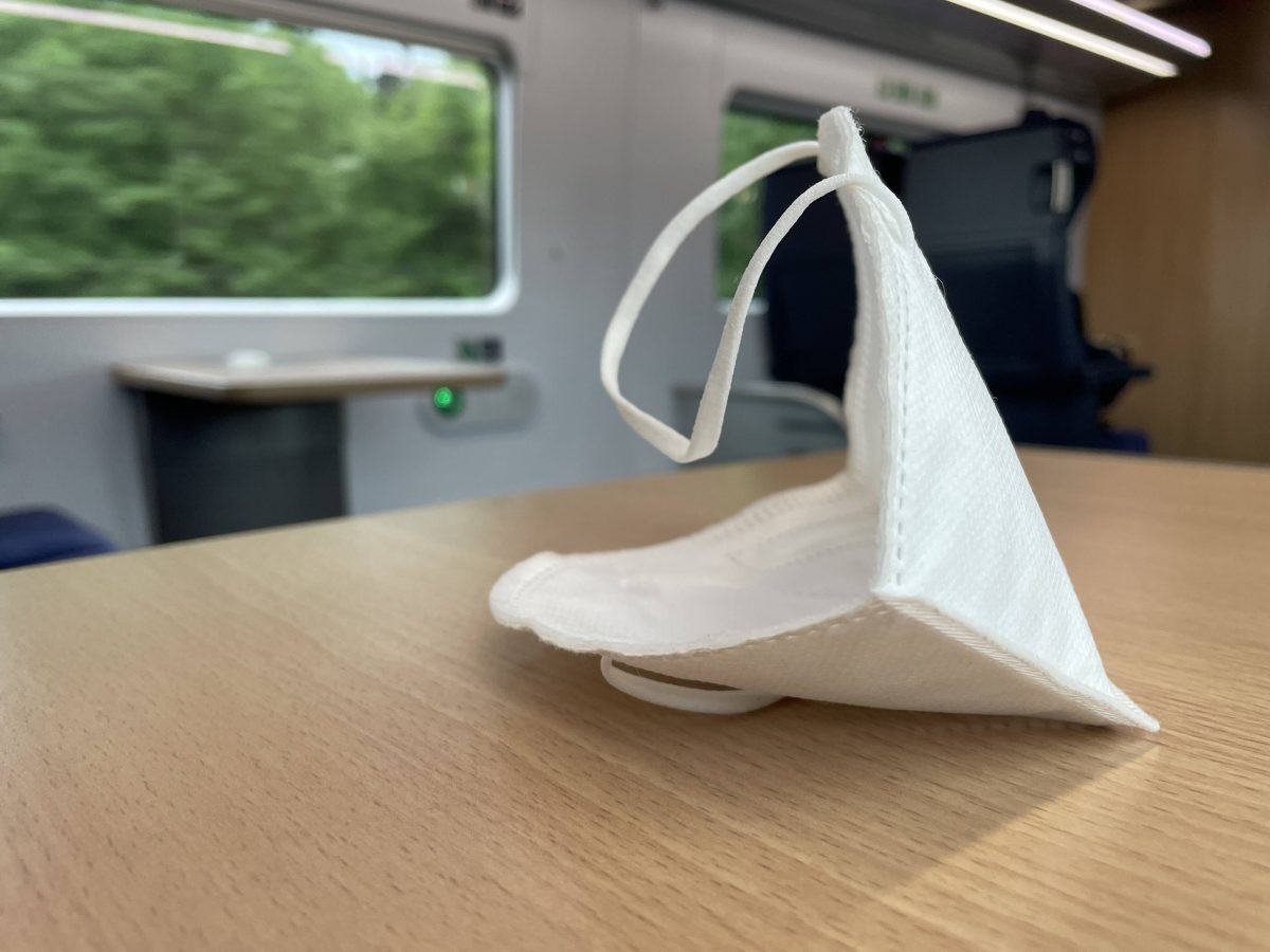 Deutsche Bahn ICE FFP2-Maske Abteil