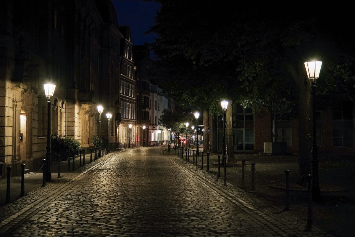 Düsseldorf Straße mit Laternen