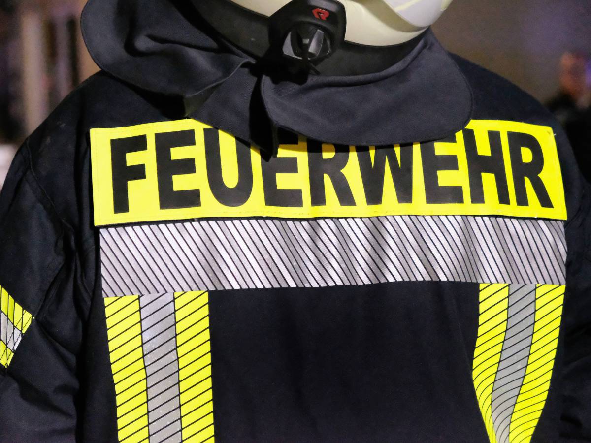Dortmund: Feuerwehrmann zeigt seine Jacke
