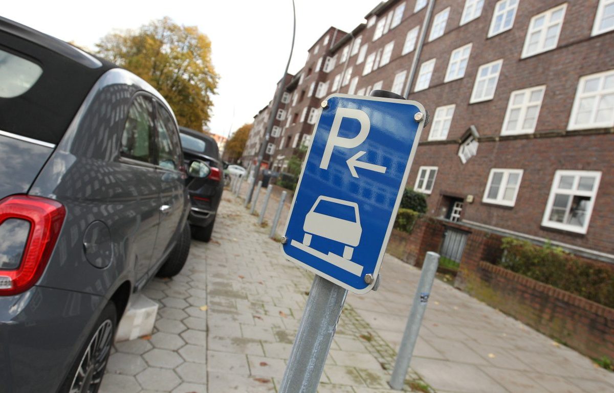 Straße, Autos parken, Parkschild, Häuserfront