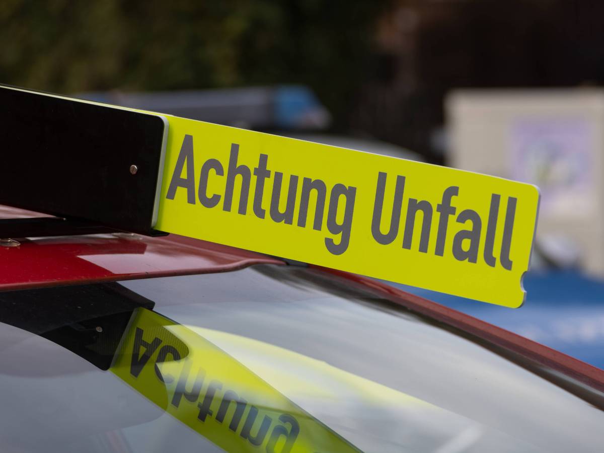 NRW: Polizeiwagen mit dem Schild "Unfall"