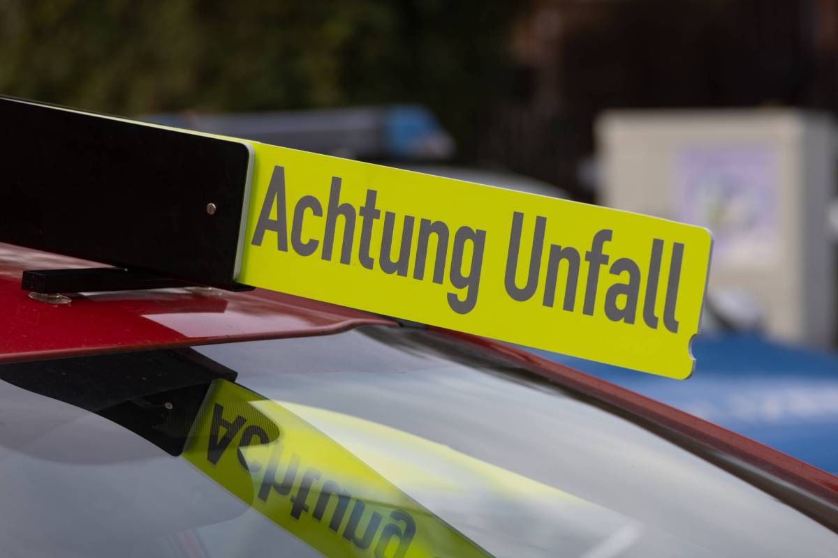 NRW: Polizeiwagen mit dem Schild "Unfall"